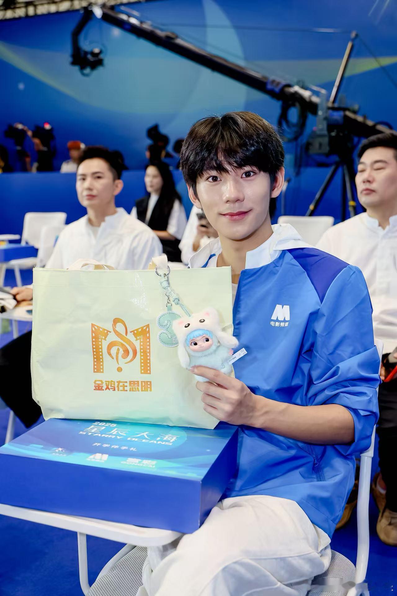 开营仪式超用心！统一校服+趣味活动，还有贴心大礼包，简直是来就不让空着手走，学员