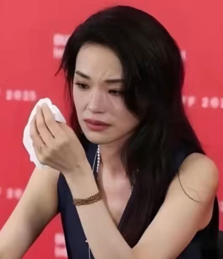 原来舒淇这辈子最大的心结就是没给冯德伦生个一儿一女
舒淇在节目里第一次承认，她和