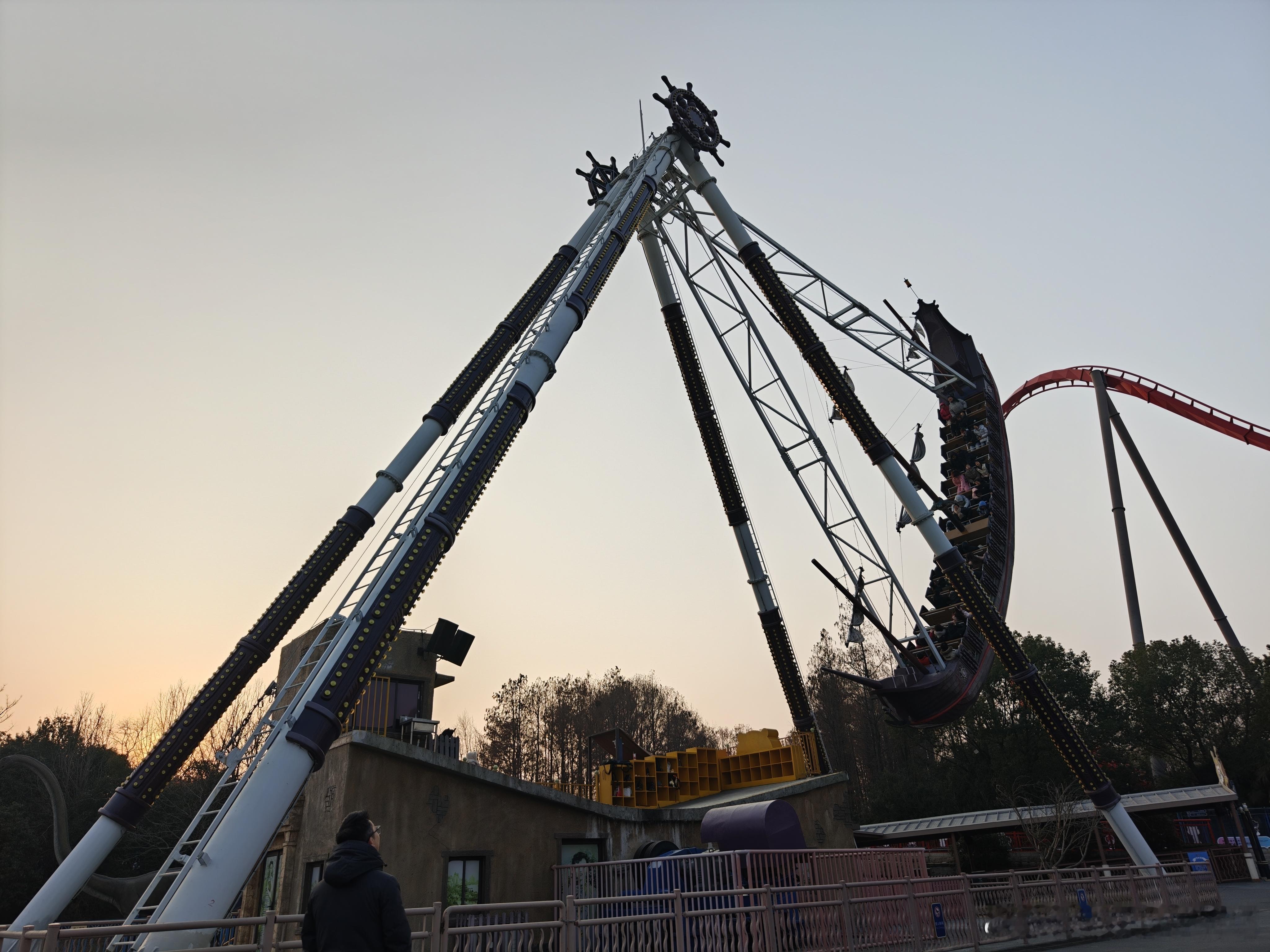 坐标上海欢乐谷，以下有 3 个挑战关卡：图 1  海盗船图 2 超高超绝过山车图