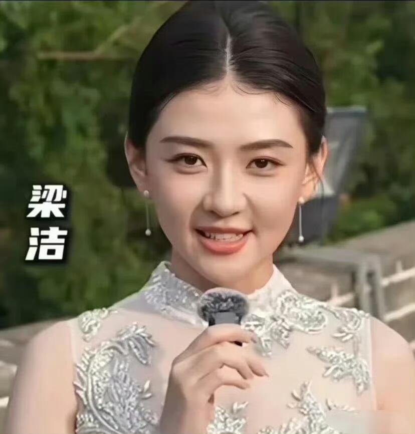 梁洁央视镜头长这样….？？！美的太权威了我的姐，央视镜头下这妆容.这发量真的好多