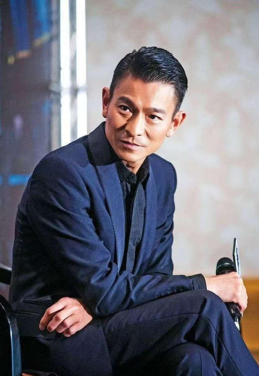 四大天王的时代没落幕！别人或沉默或低调，唯有刘德华活成了“永远的顶流范本”。全运