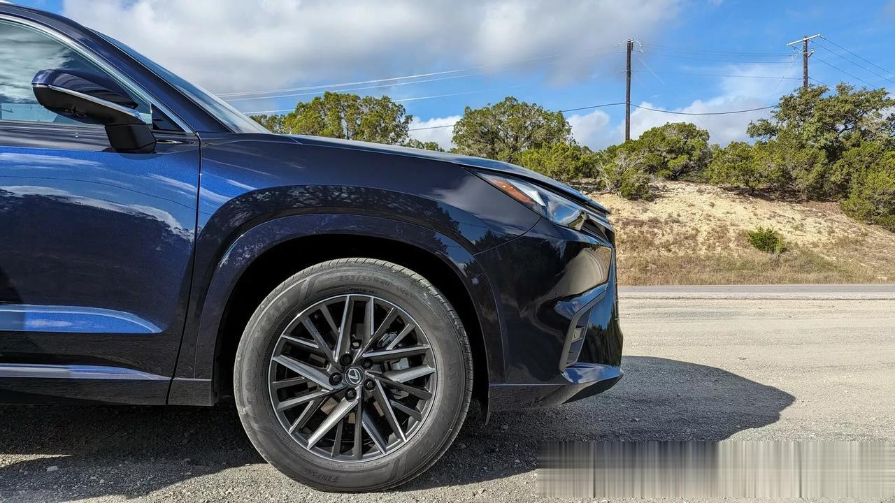 外媒实拍中配雷克萨斯TX，你觉得这个配置水平如何？应该是没有“500万内最好SU