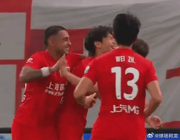 北京时间7月25日19点35分，中超联赛第20轮，上海海港主场迎战上海申花。上半