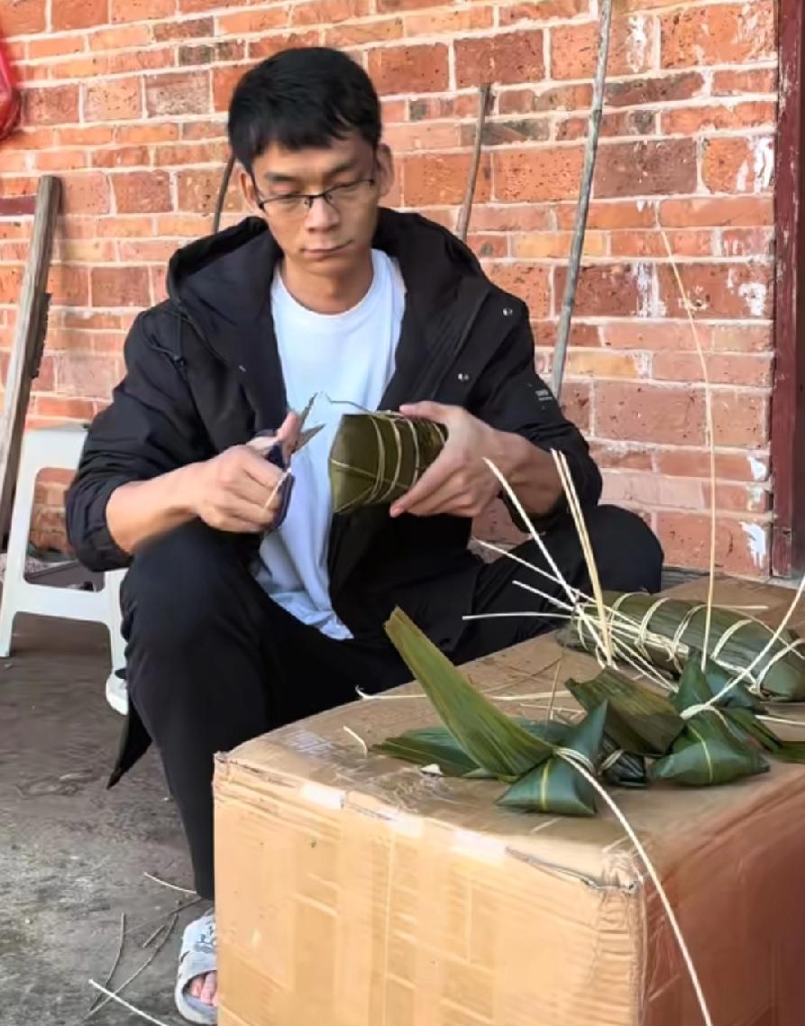 唐尚珺在老家，与老母亲一起过年，除夕包粽子，手工制作肉粽子，这是南方广西那边的习