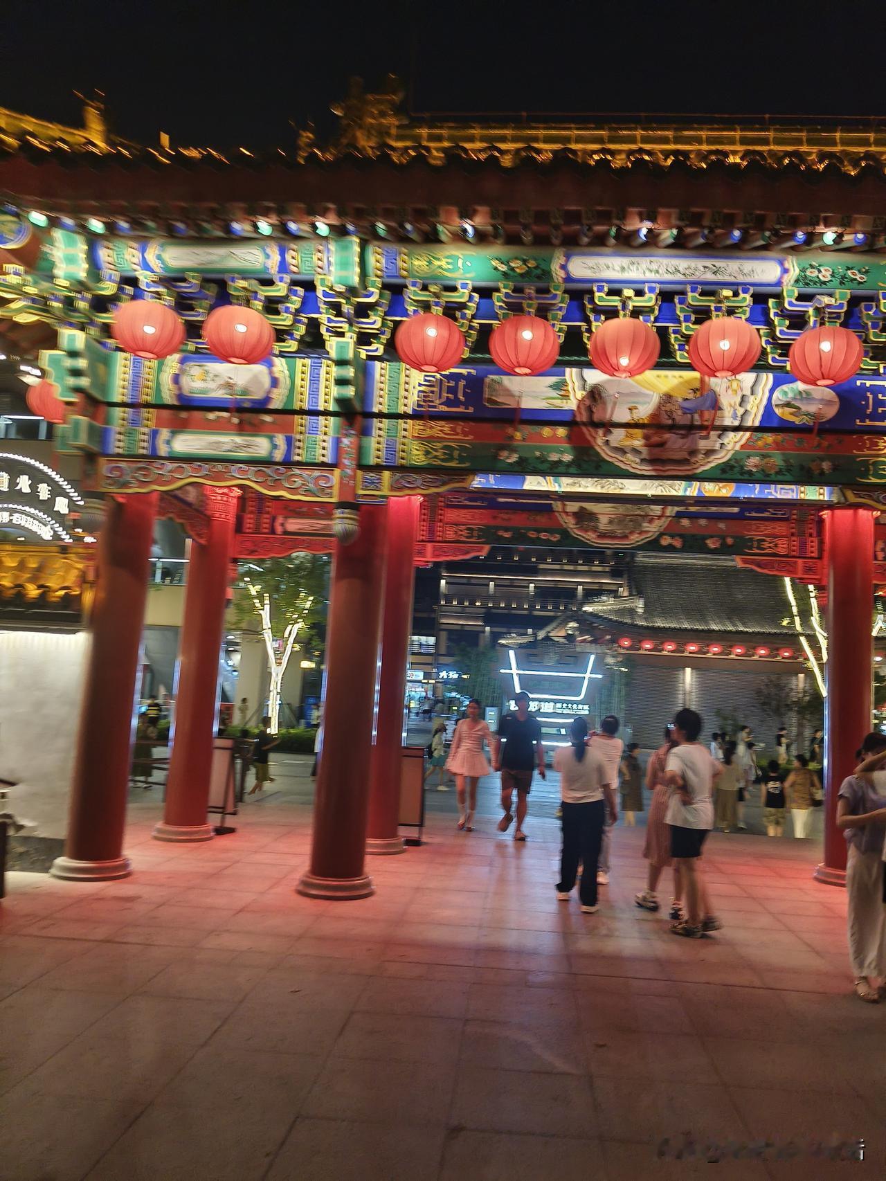 夏日生活打卡季 热闹的夜市，人来人往好不热闹。