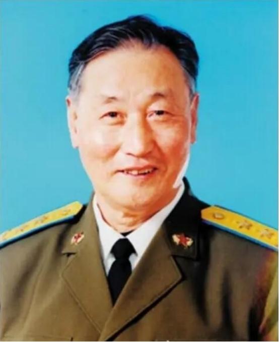 1951年，志愿军飞行员刘玉堤在返航途中，无意间发现，自己身下竟有一群黑压压的敌