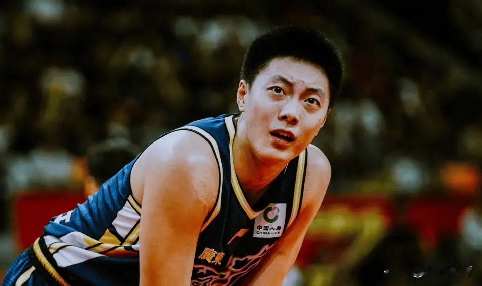 广东宏远今晚于主场大获全胜，击败新疆男篮！崔永熙在这场比赛中状态回升，全场斩获1