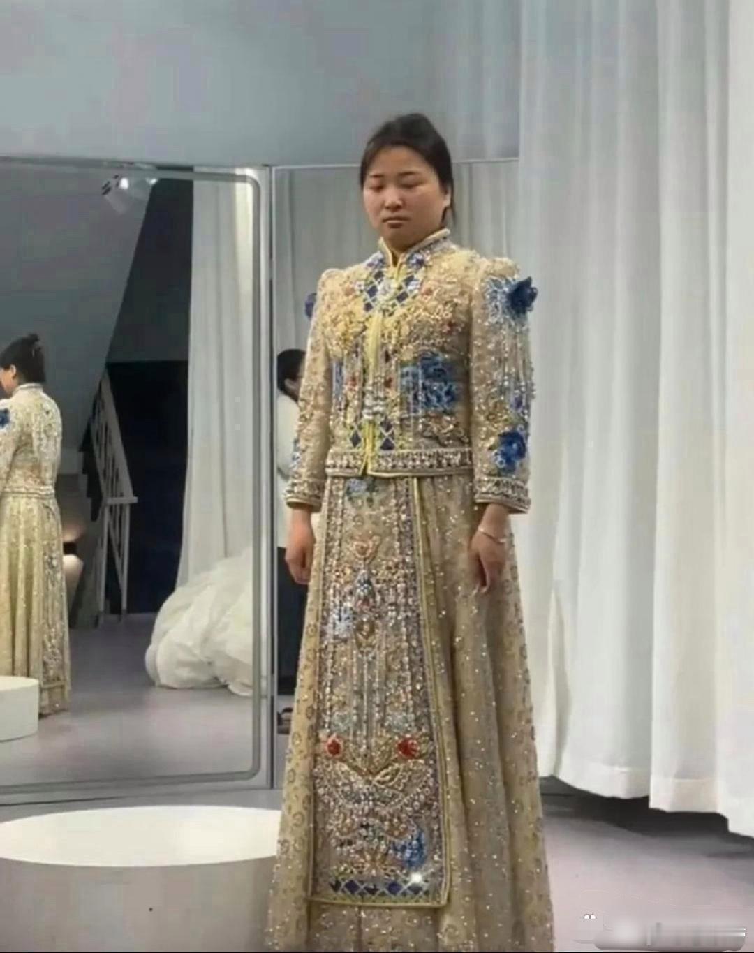 看看她！为什么试完婚纱，笑不出来呢？