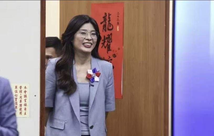 北京的“耐心”，正在被“两线夹击”所耗尽！

说白了，郑丽文上台之后，露出了她的