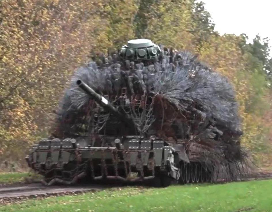 现在的坦克混的真惨，都伪装成刺猬了，还有上战场的意义吗？一架几百块的小无人机就能