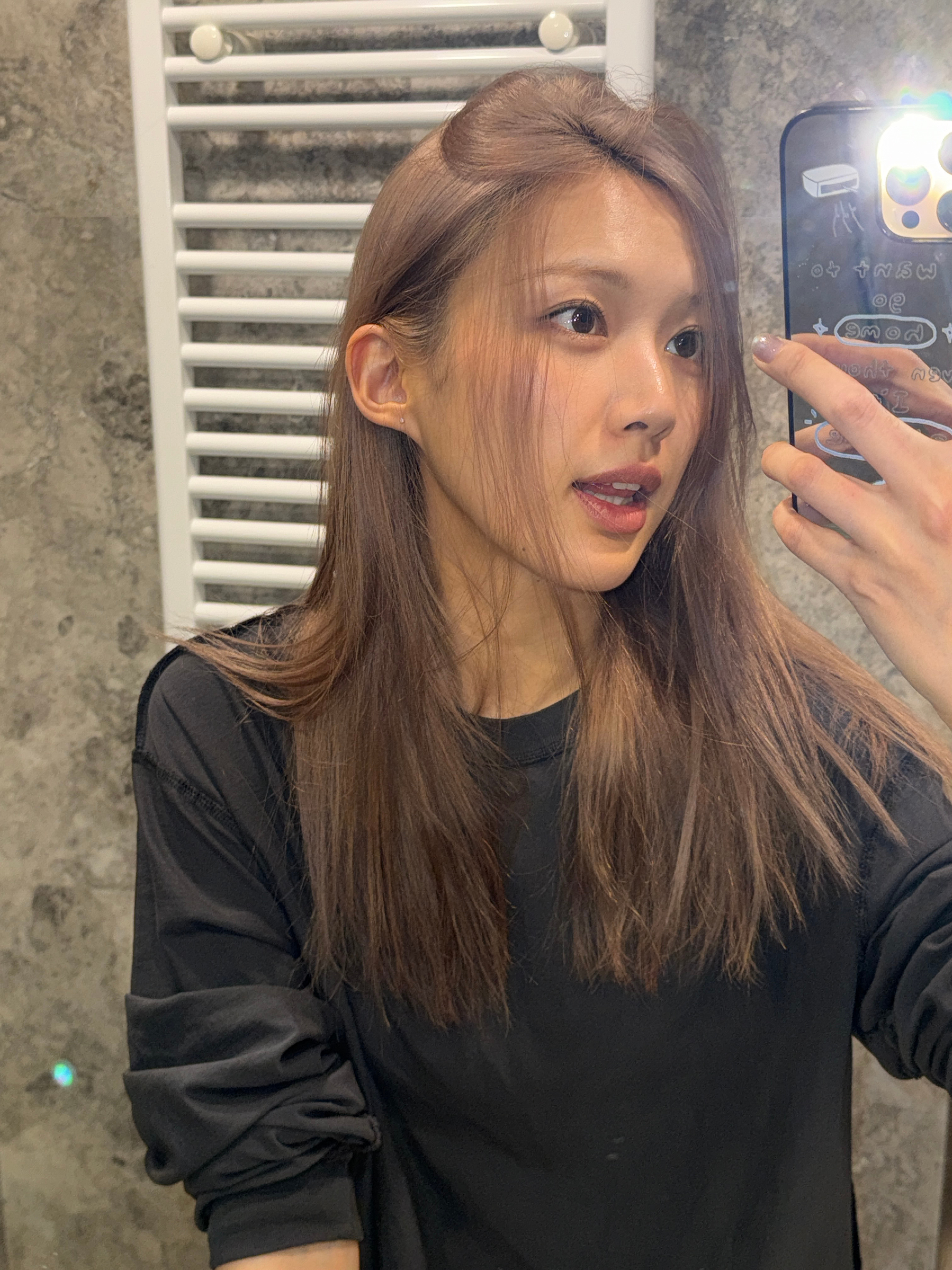 特别喜欢这次漂的头发但长出来的黑发根确实让我每次照镜子都很难受回国之后立马洗了一