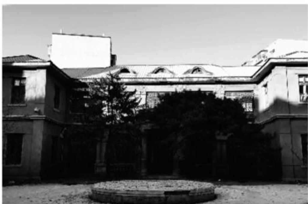 1925年，张作霖治下的铁路局长常荫槐因公出差。听手下说头等包厢有个男客，不买票