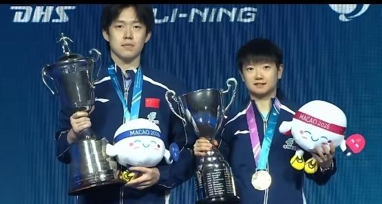 澳门世界杯颁奖典礼，莎头又一次顶峰相见！
 
孙颖莎拿下世界杯三连冠，书写历史；