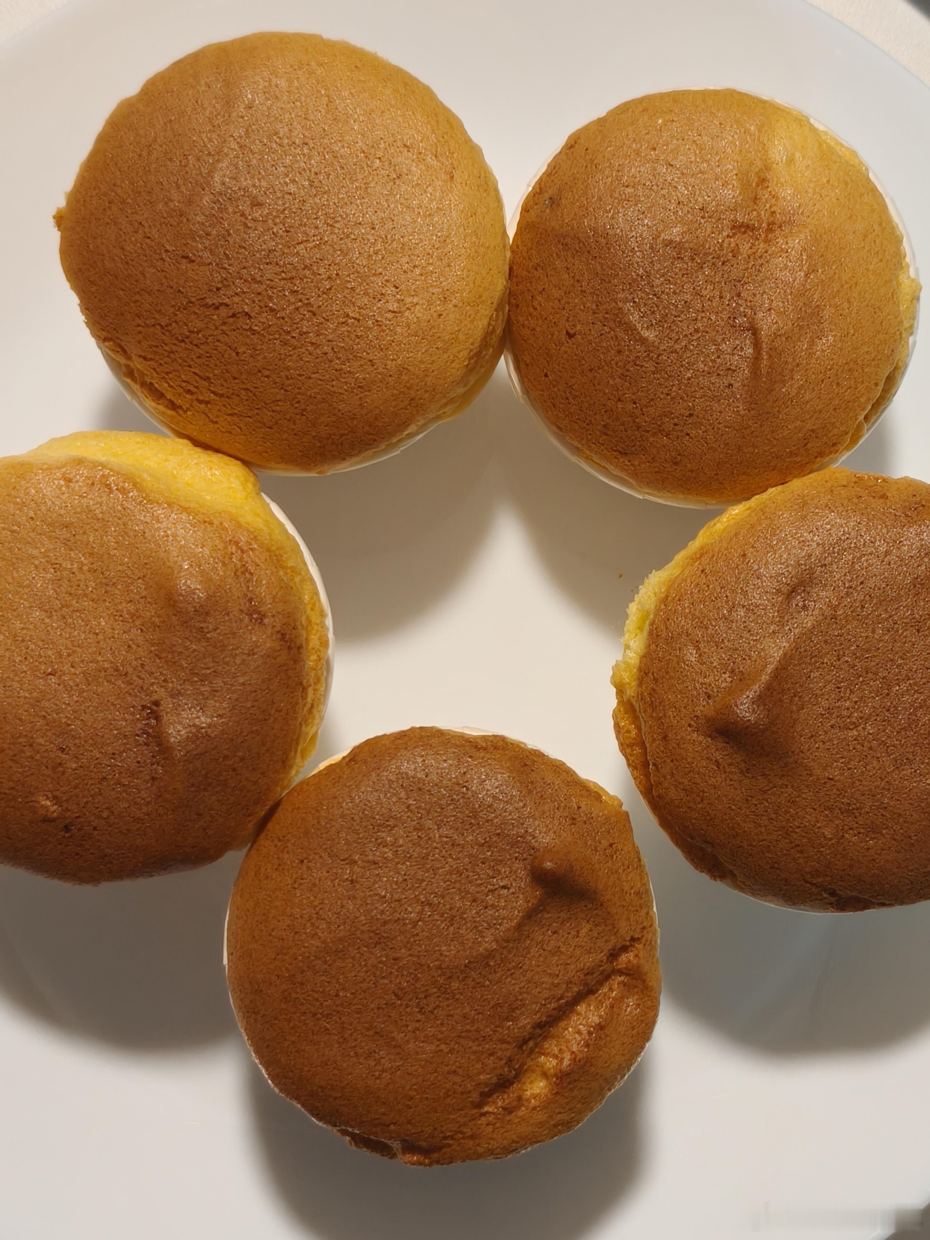 早起给娃安排纸杯小蛋糕🧁烤得圆滚滚金灿灿，随手挤一层奶油就氛围感拉满。 没有花