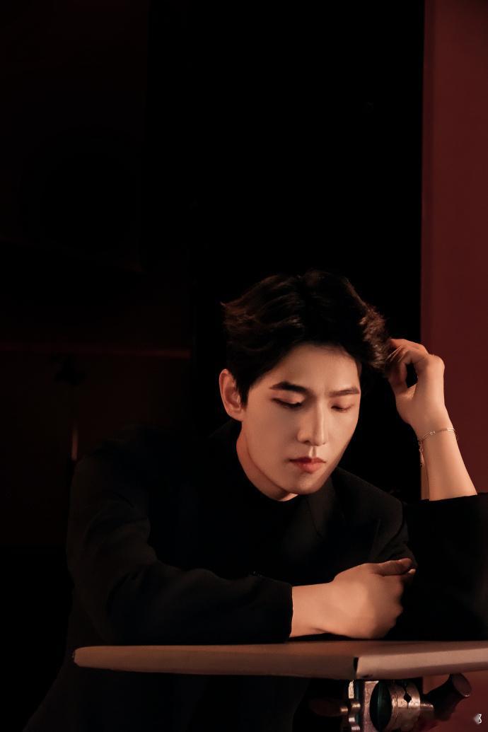 杨洋的面部折叠度令人惊叹谁能拒绝杨洋的神仙颜值！面部折叠度超高，五官立体精致，比