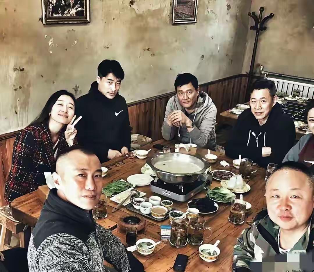 几位明星的聚餐照：我一眼就认出了胖瘦合度、目若朗星的张丰毅，圆头圆脑、笑意盈盈的