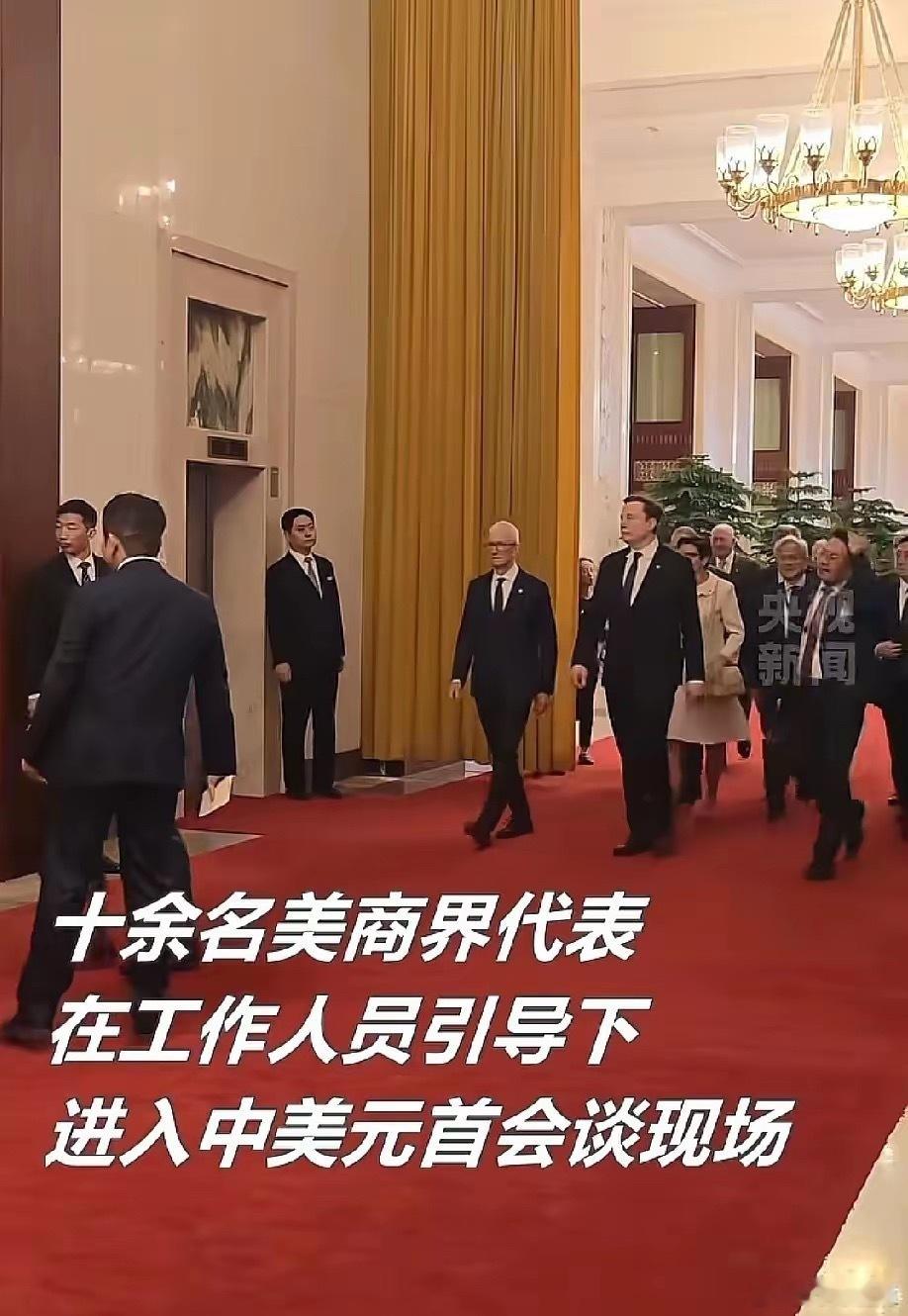 马斯克在进入会谈现场时，昂首挺胸，风度翩翩，和别的企业代表完全不一样，精神气质特