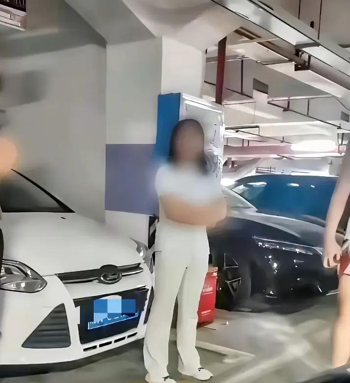湖南长沙占人车位的彭女士终于道歉了，被占车位的闵先生也选择了原谅，但网络热度依然