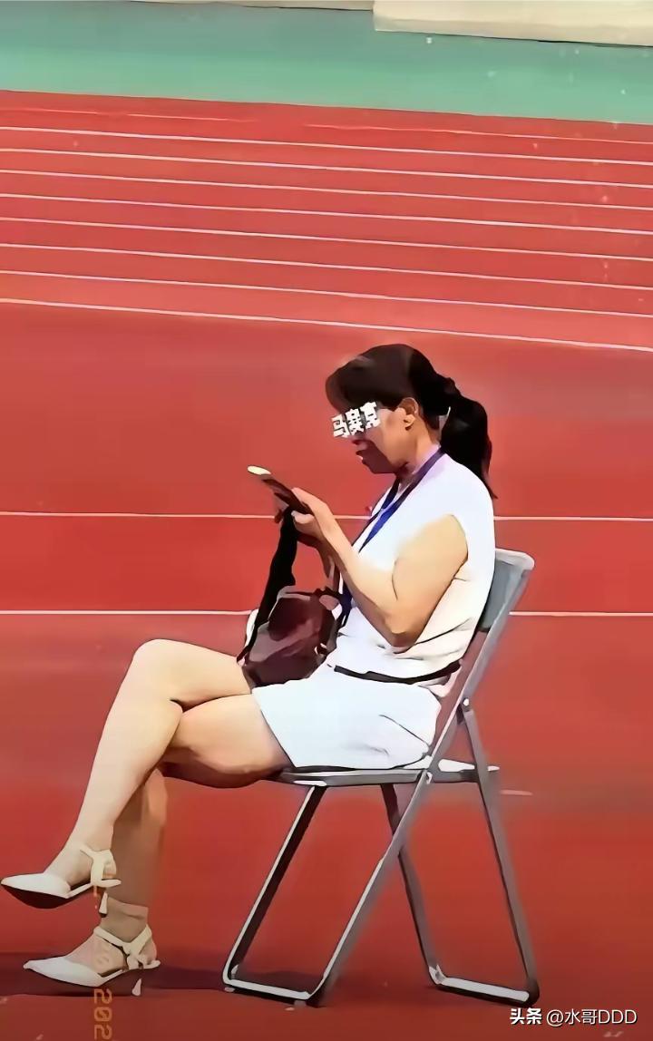 国歌响起她刷手机：一场"坐姿"照出的不是素质，是盲区
·
2026年7月18日晚