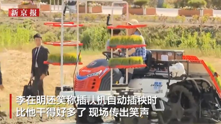 韩国总统下乡体验农活，一身农家装扮格外亲民。戴着草帽、穿着工装、脚踩胶鞋，亲自上