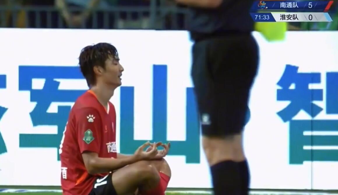 据路边社消息，今年南通队长李贤成将不会参加明年苏超选拔。这也意味着，明年苏超南通