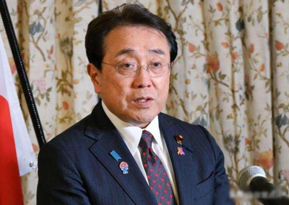 渔船排成几百公里长龙，日本巡逻船不敢动，技术禁令悄悄卡脖子，东亚海面底下早就不平