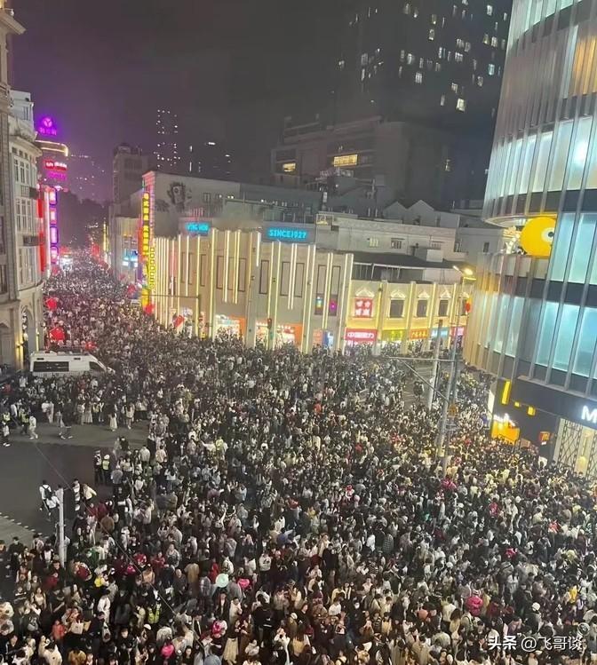 2025年一到，广州北京路就挤满了人，这热闹劲儿让人想起了疫情前的日子，好像一下