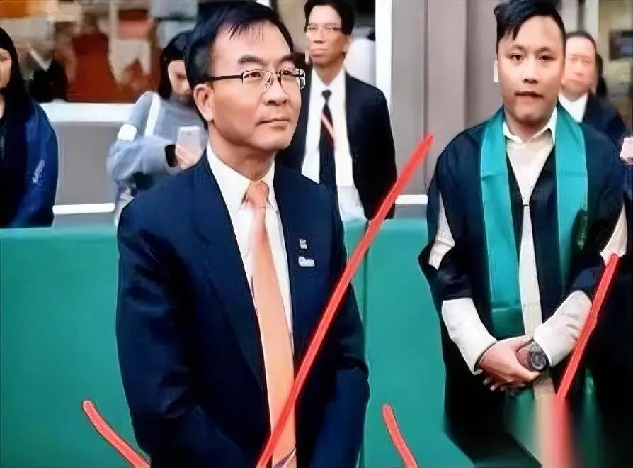 我今天算见着了，什么叫“当场戳破装X”的爽感。

毕业典礼奏国歌，校长直接把音乐