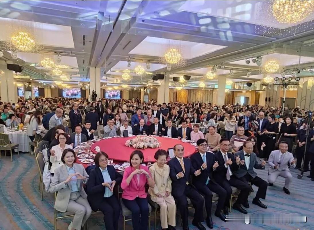 有点儿看不下去了！柯志恩王金平互相吹捧。

王金平说，他没有邀请党主席，因为柯志