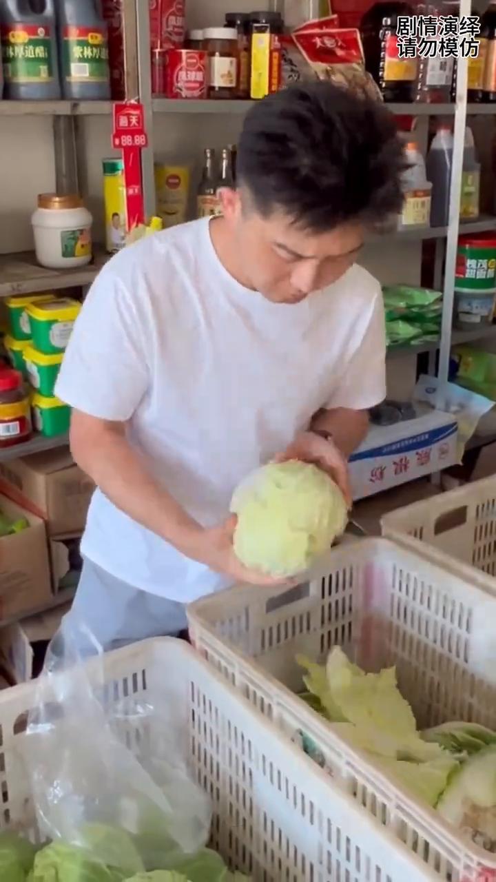 男子买白菜使劲剥外面的叶子，下一秒结局大反转。
男子去超市买白菜，媳妇千叮嘱万嘱