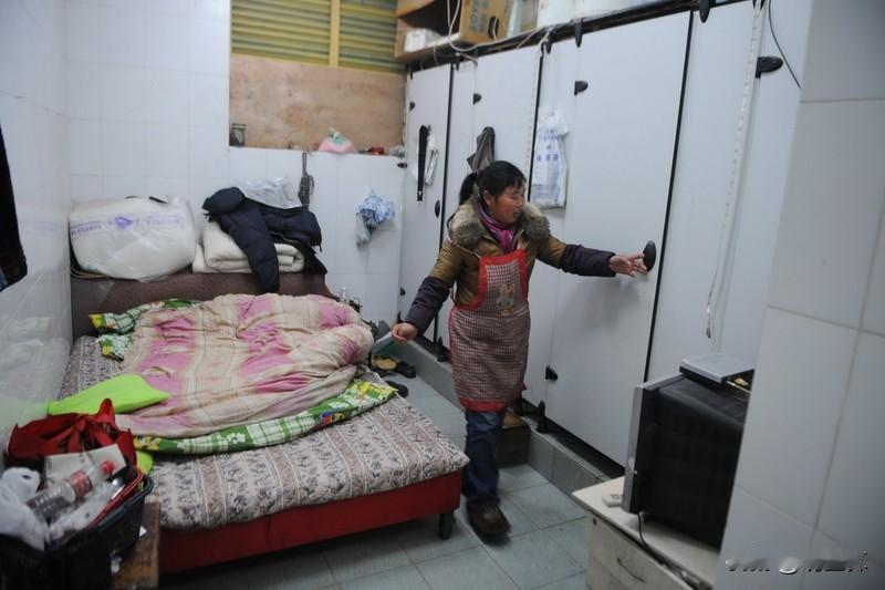 回老家过年，最让人头疼的就是上厕所，尤其是大便的时候，那蹲坑的状况……我宁可憋着