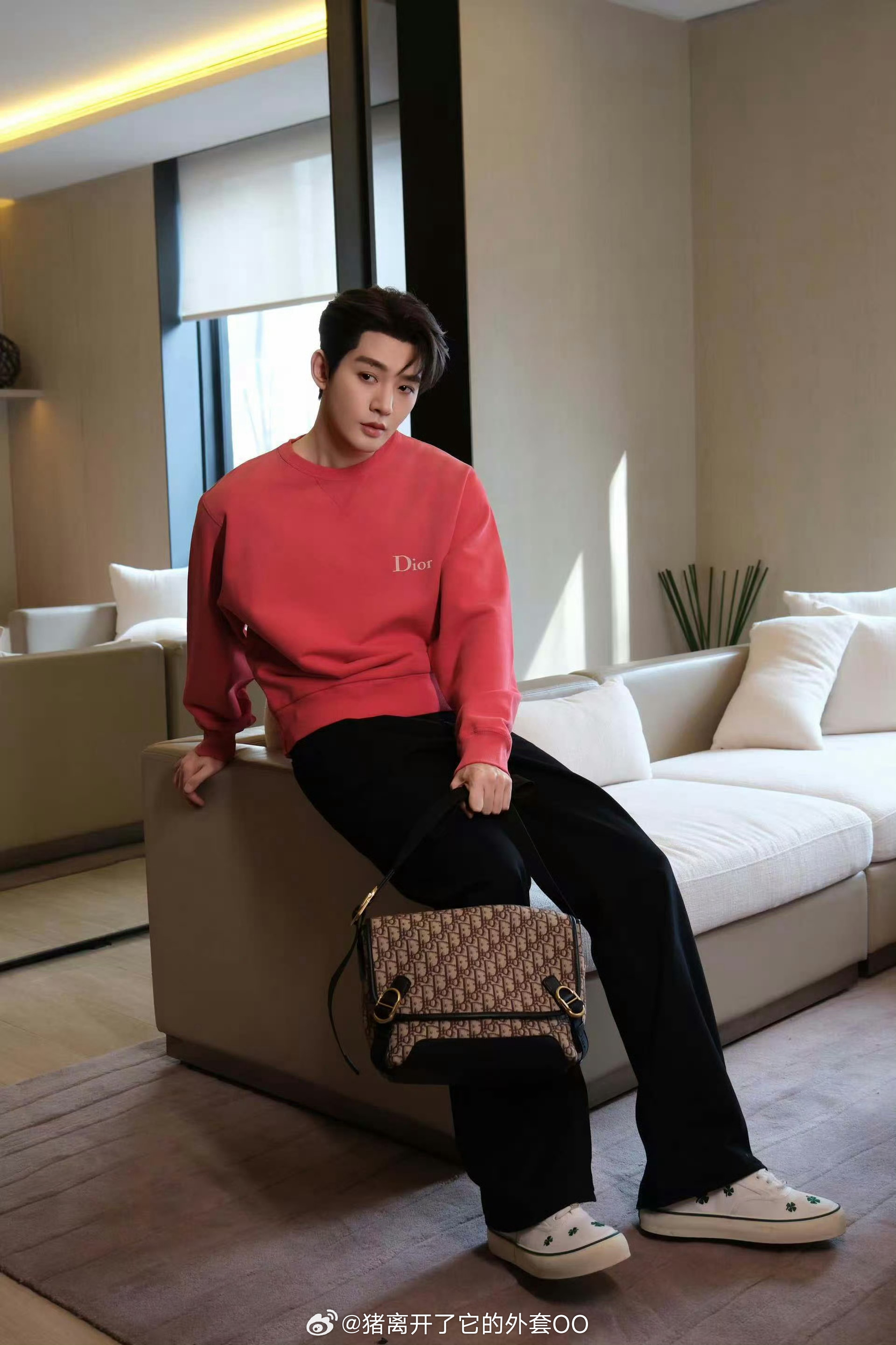 邓为粉色卫衣棒球帽营业，又潮又帅的休闲男大！！