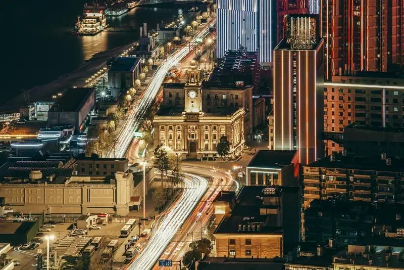 武汉是全国“八纵八横”高速铁路网的中心枢纽，正在建设连接12个方向的“超米字型”