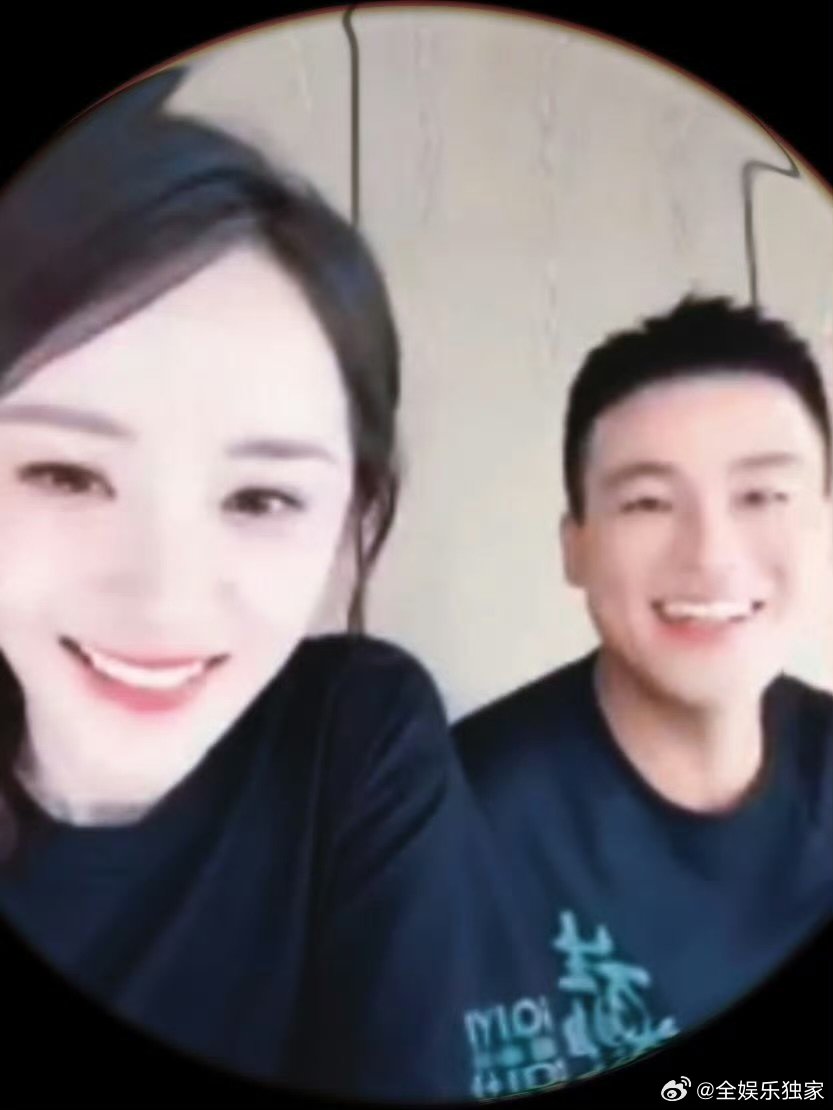 杨幂一瞪眼欧豪就收敛 这对的戏外互动是藏了多少糖啊！杨幂一个眼神杀，欧豪立马收敛