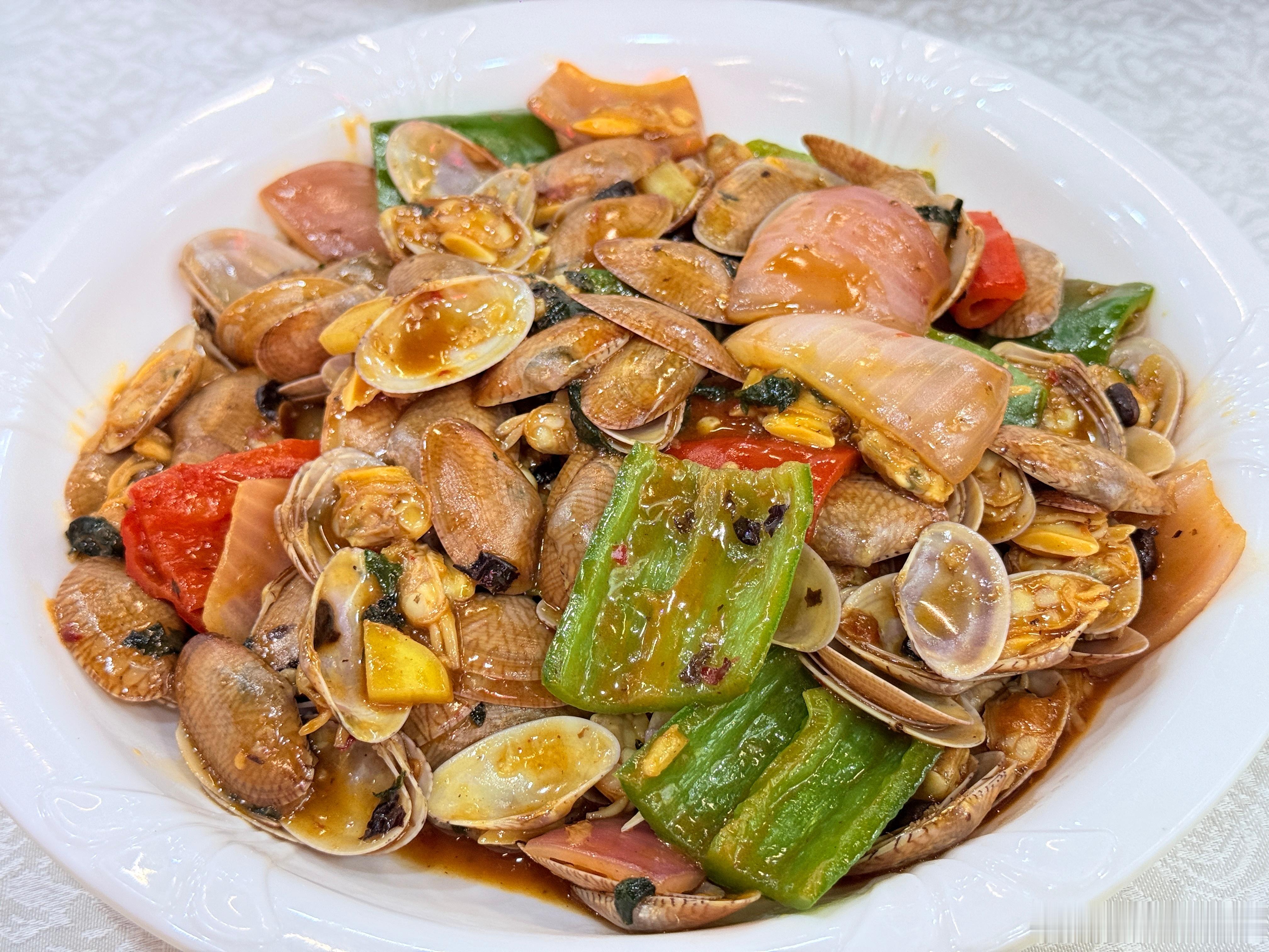 今晚份美食！这鲷鱼刺身太好吃啦，肉质爽脆！其它的菜品也不错，又是吃撑的一顿！肥是