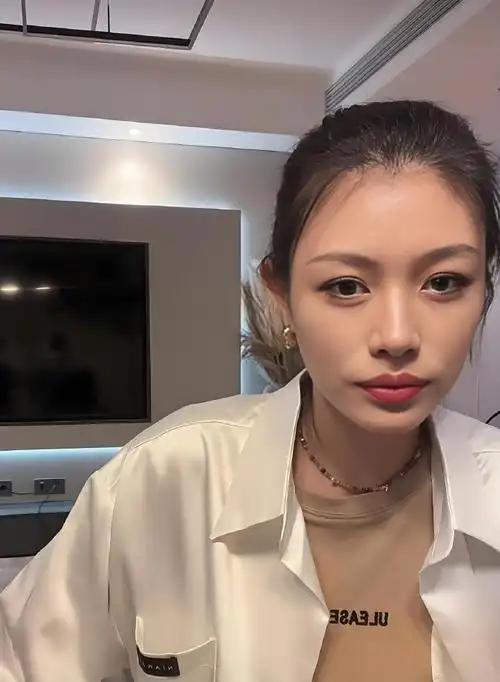 葛荟婕打拼四年挣下2400万，在杭州入手一套将近400平的大房子。她对着粉丝直言