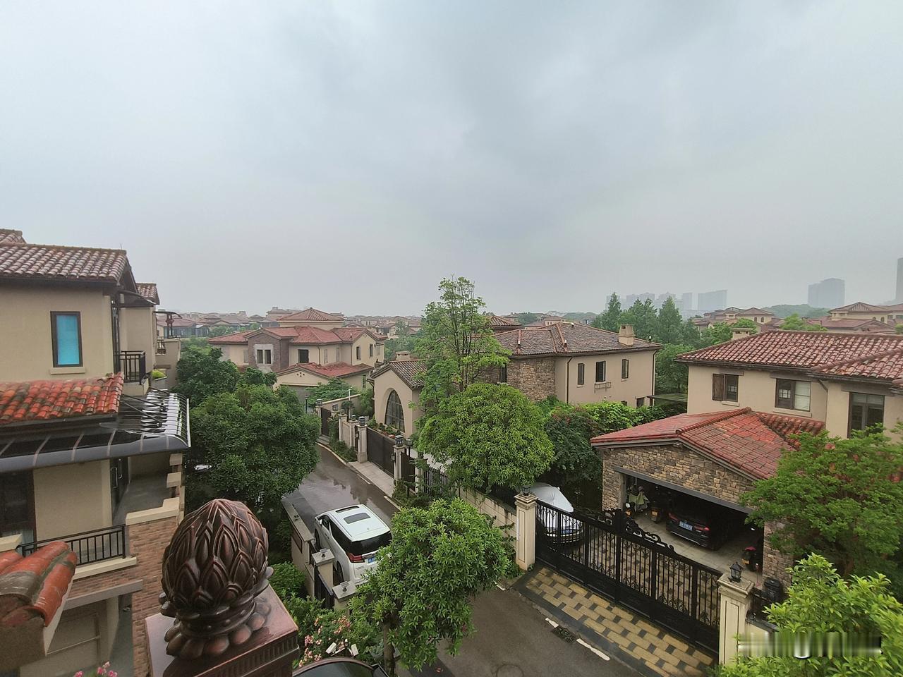 今天调研豪宅区，看了八套房了解整个豪宅行情，这边豪宅没跌。但也没什么成交。那么这