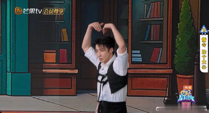 高瀚宇帅倒了原来是形容词 飞桌那一刻氛围感拉满，以为要帅翻全场，谁料落地不稳可爱