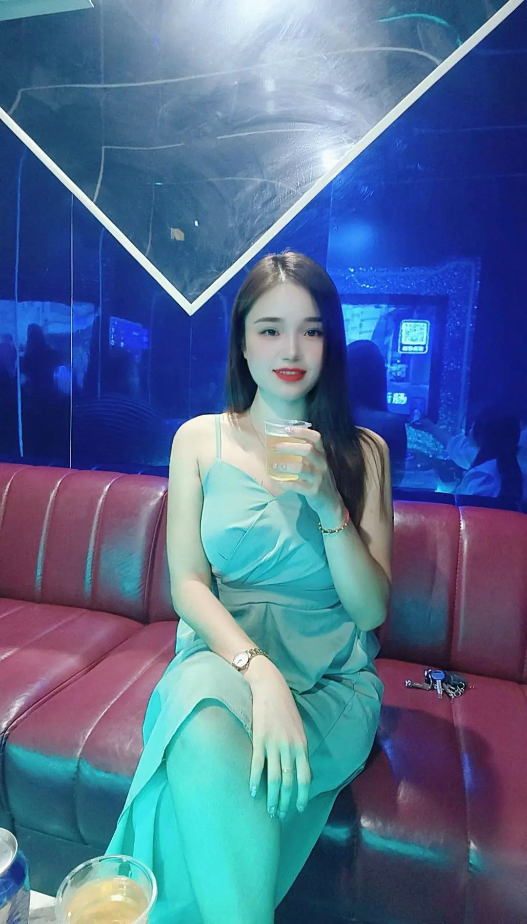 这一生 要比任何人都更心疼自己 也愿你我 随缘而聚 爱己