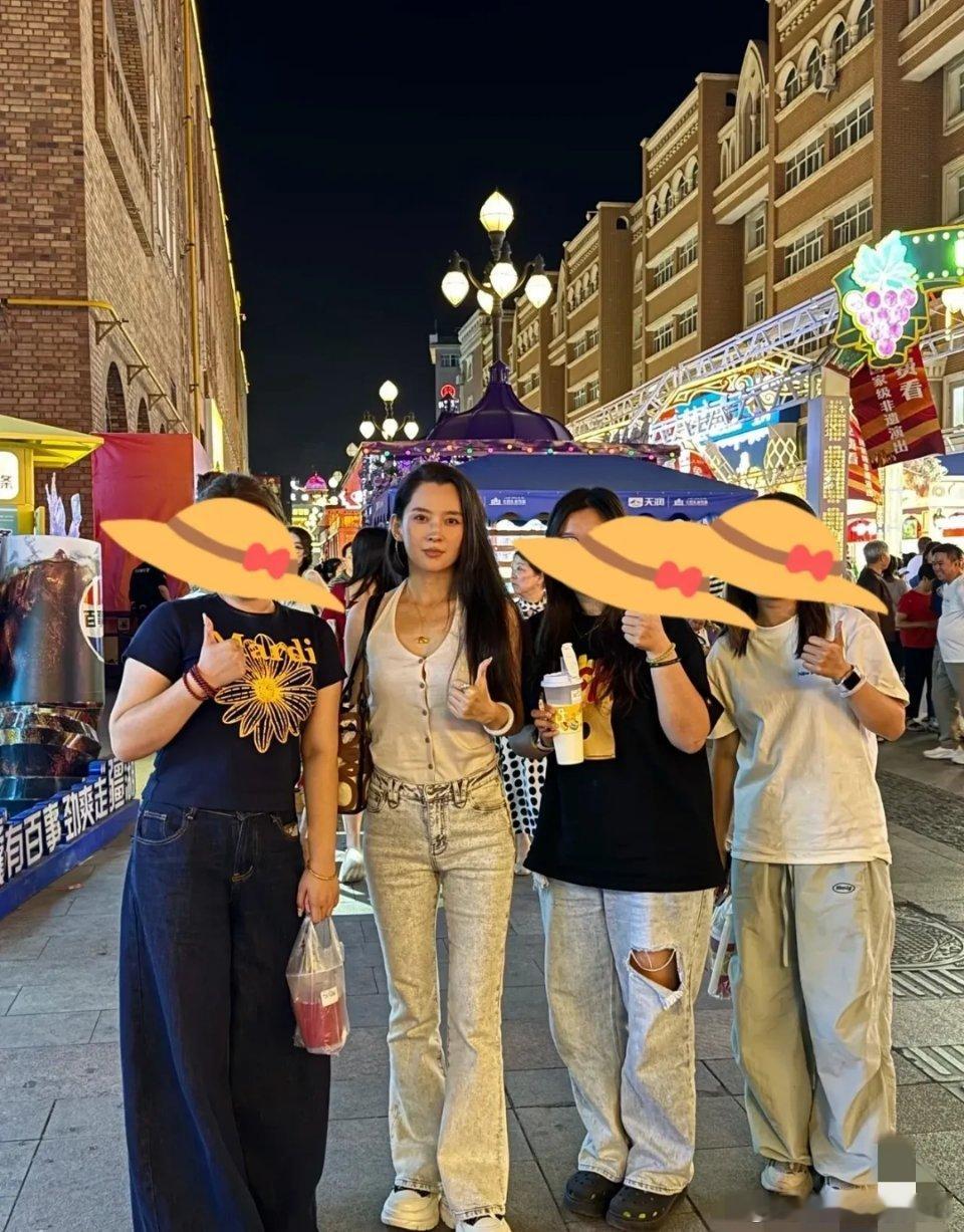 妈耶，网友偶遇汪峰女朋友森林北了，现实生活中长这样，比普通人好太多了，质疑汪峰，