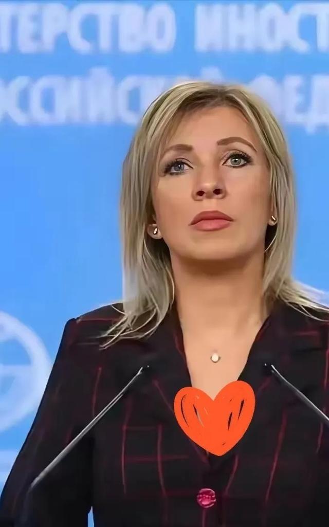 俄罗斯走了一步让所有人都没想到的棋。它没有搞军事演习，也没放狠话，而是做了一件看