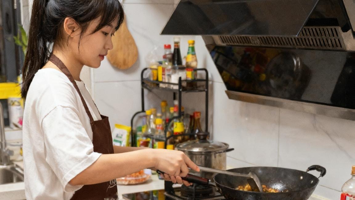 今天开始降温了，早上睡过头，一看手机，6：30。我的乖乖呀，这……这……没时间买