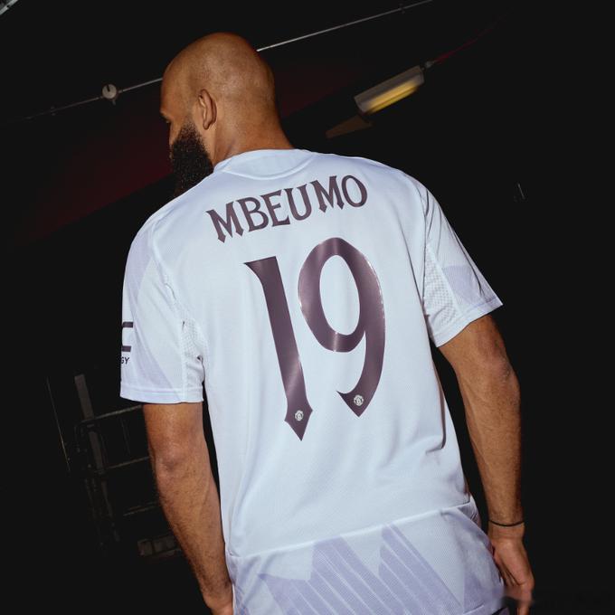 西汉姆联vs曼联 今晚曼联穿上白色球衣！！曼联英超联赛