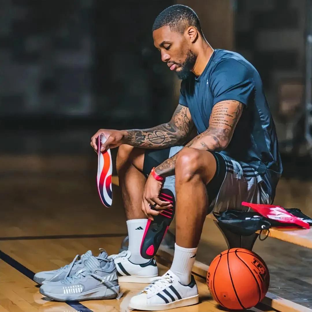 不偏不倚，NBA现役球员中，投射能力最强的球员是以下这五位：

★达米安-利拉德