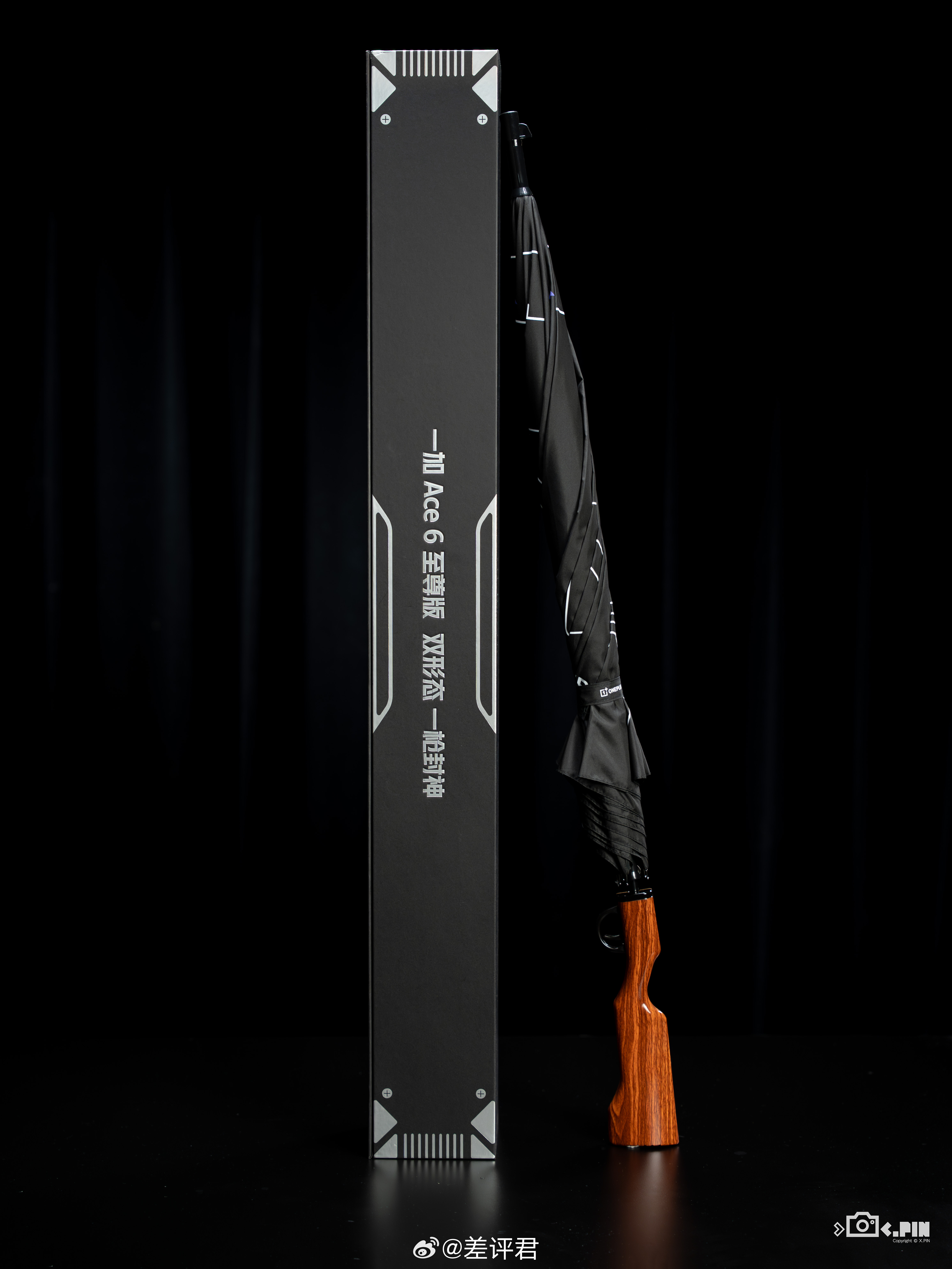 #差评说数码# 一加竟然寄了一把枪型雨伞过来，你别说这个木质枪托还挺带感的。。。