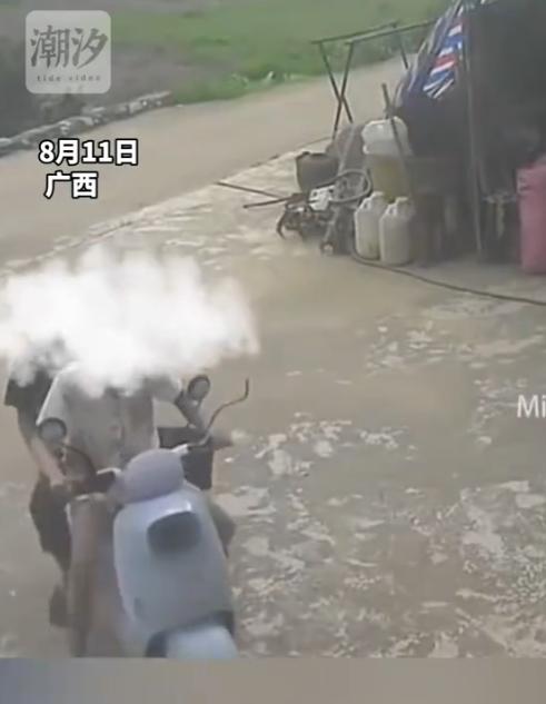 “太嚣张了！”8月11日，广西，两名小伙子趁着大人不在，闯入别人家中，向同龄男孩