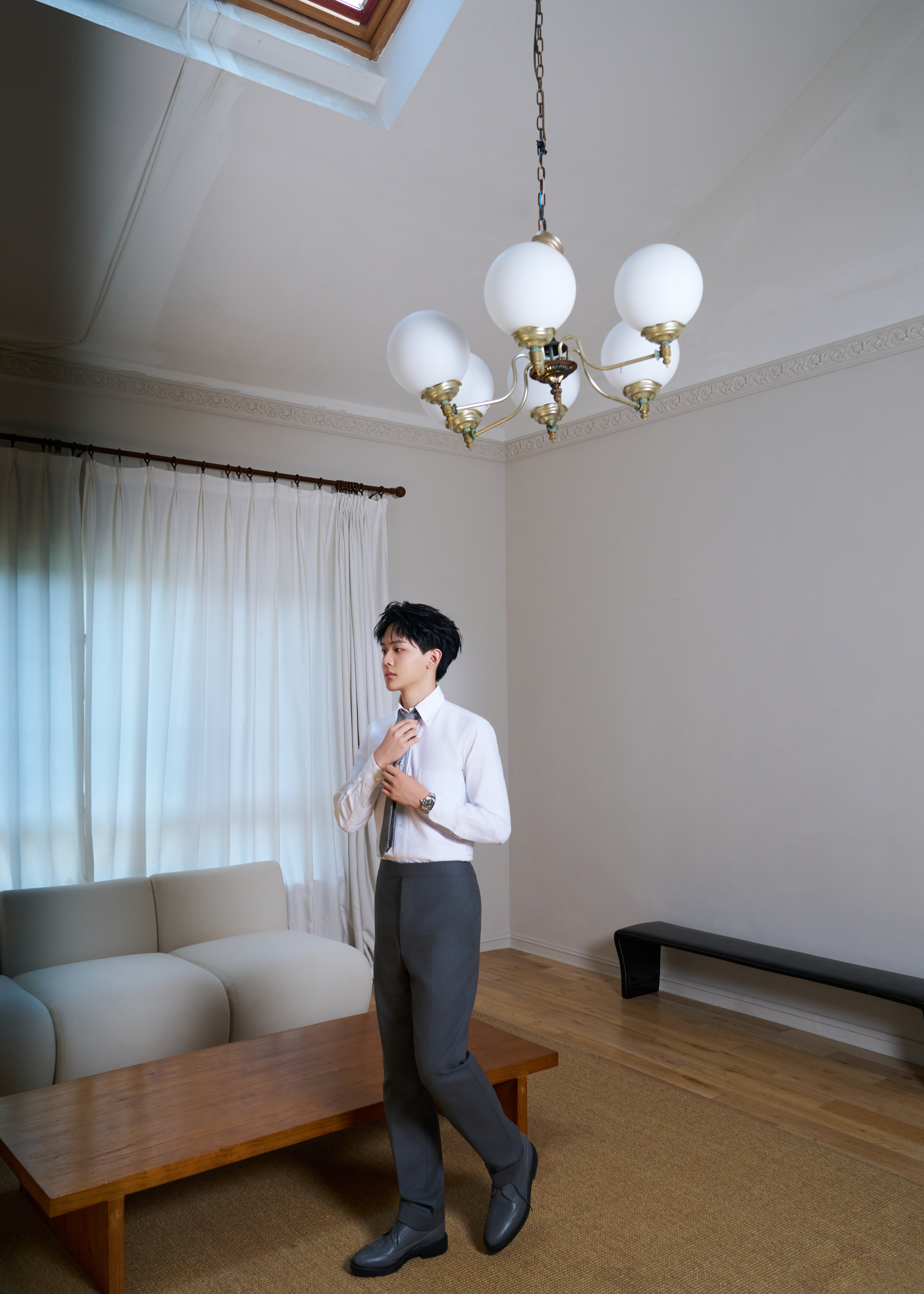 梁家桐18岁和西装的适配度好高梁二强从小孩长成了老公西装挑人，但梁家桐把西装穿出
