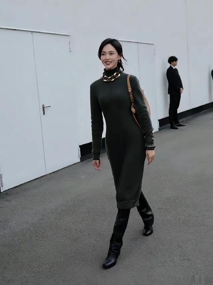 唐嫣这样穿好有女人味 