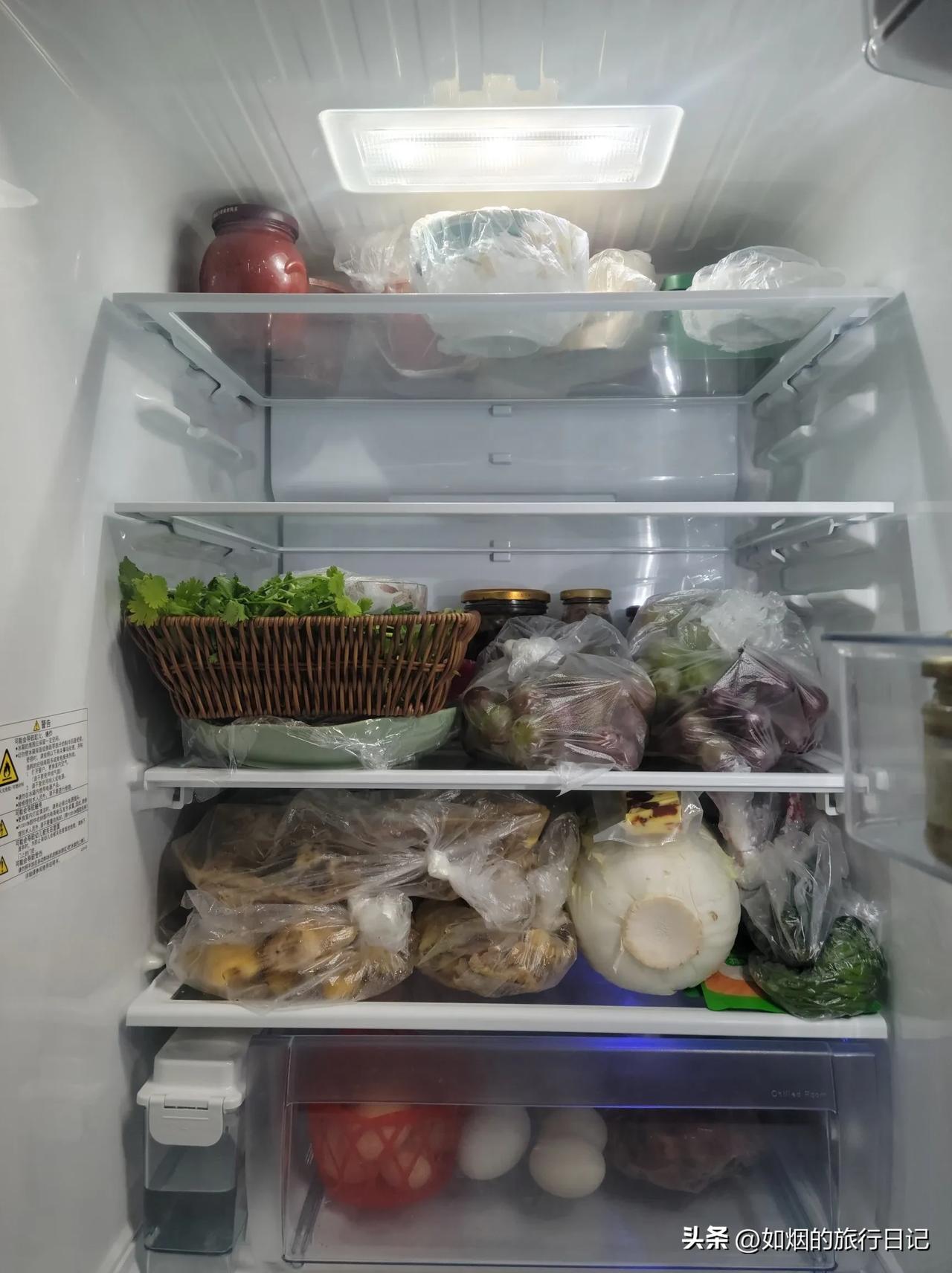 昨天整理了冰箱保鲜柜，把从家里带回来的水果，都分袋密封装好，放保鲜层。我家的小白
