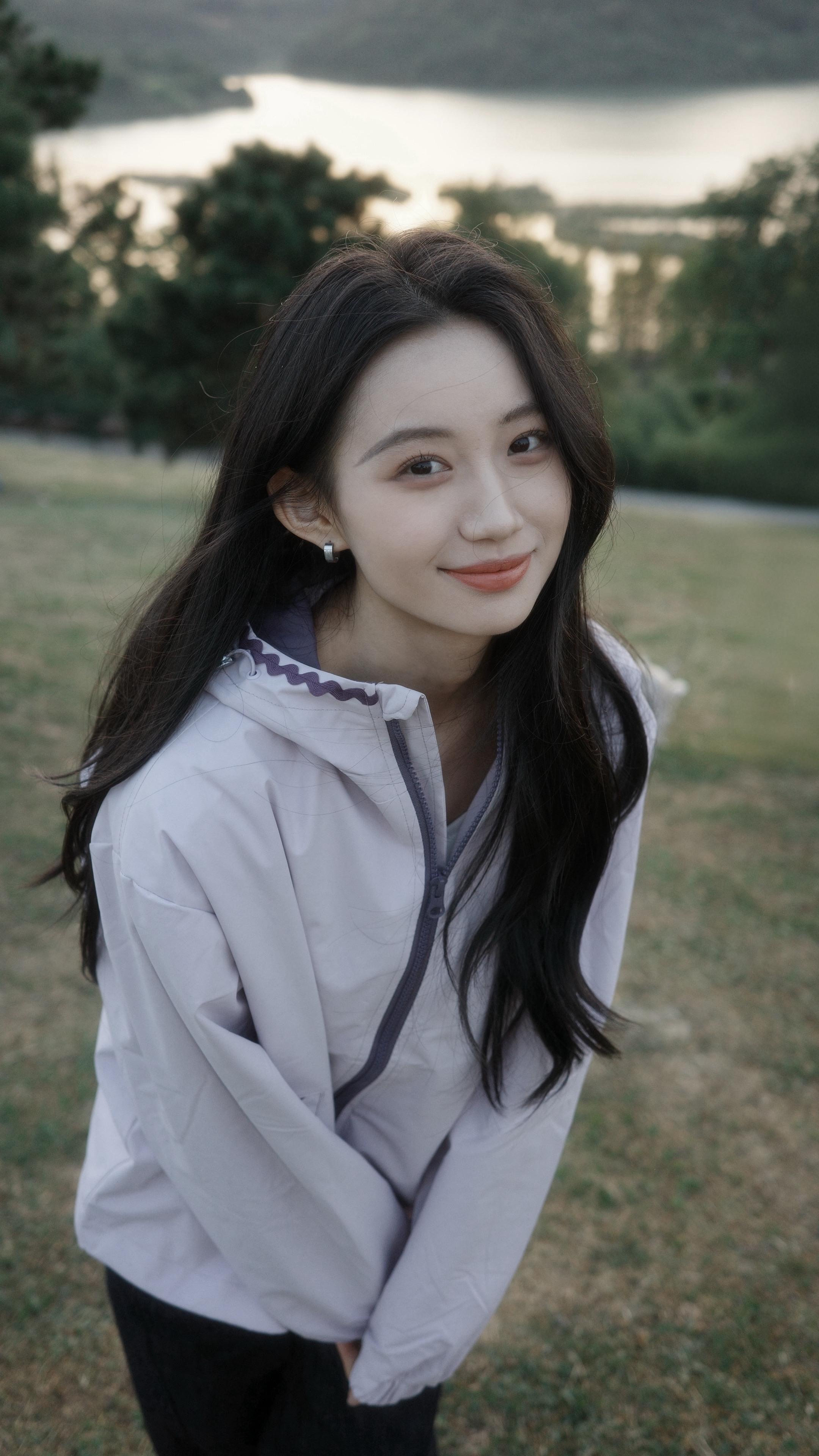 我依旧向命运展示我的单薄、柔美和蠢气